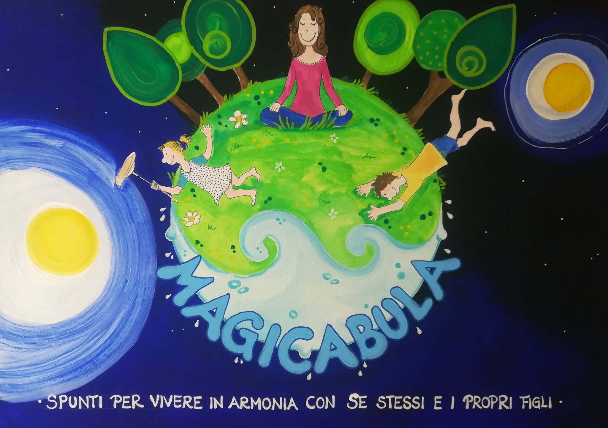Illustrazione Magicabula: una mamma medita e due bambini giocano su un piccolo pianeta verde, con la scritta 'Strumenti per vivere in armonia con se stessi e i propri figli'